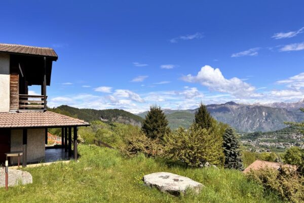 una villa con vista lago