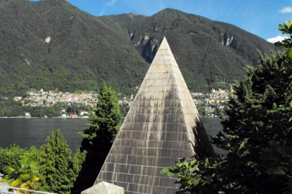 Piramide nel cimitero di Laglio